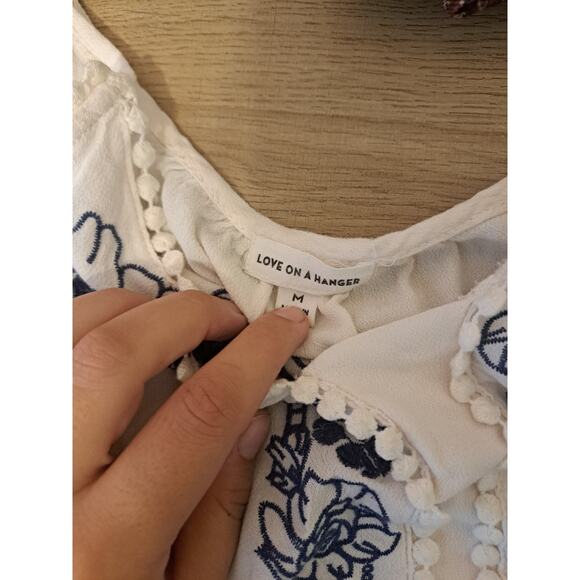 Love on a Hanger Blue & White Embroidered Boho Beachy Stappy Top Sz M - Picture 4 of 7